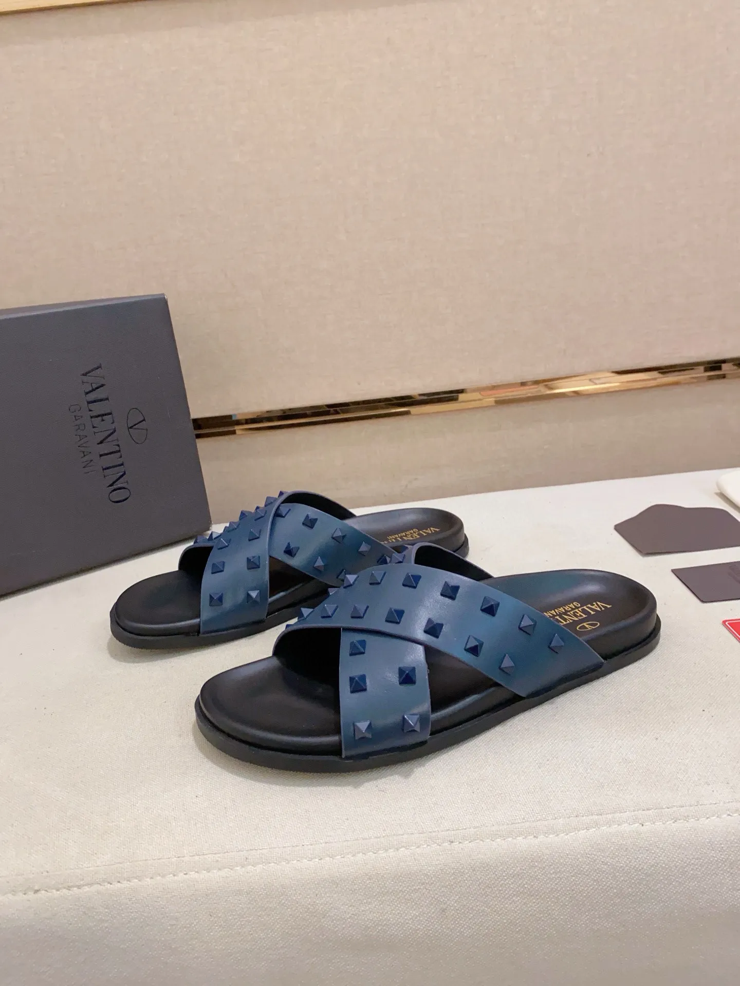 Men's shoes💰: 440💰[Valentino] New men's boutique slippers, counter quality, classic plaid, the actual workmanship is quite complex🔰The uppers are made of imported fabrics➕🐑Sheepskin lining, which tests the craftsman's craftsmanship➕original PU outsole. Size: 38-44 (45 can be customized, non-refundable)